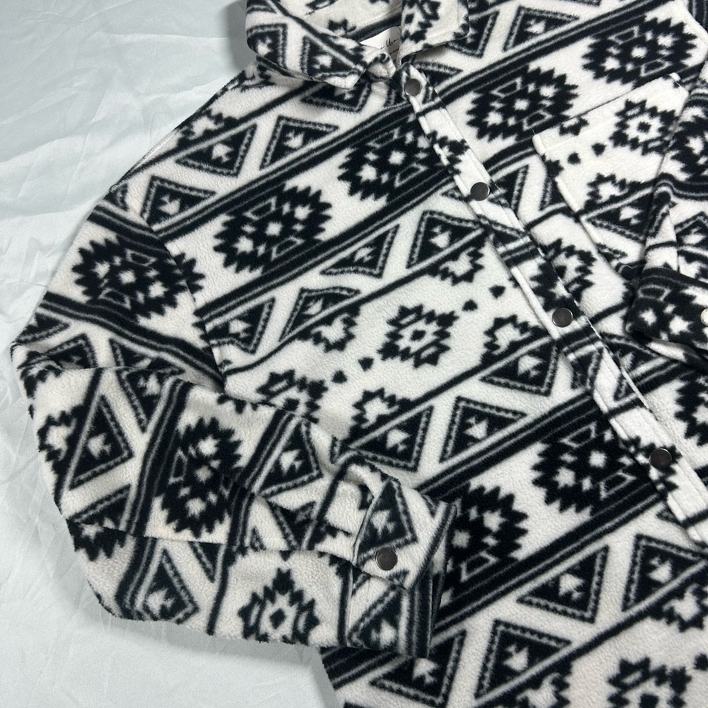 Active Usa Women’s Black and White Aztec Print Fleece Snap-up Shacket Size S